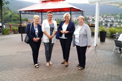 Hier auf der Terrasse  des Pflegeheims (v. l.) Gabriele Rauxloh, 
Yvonne Ginthum, Birgit Heitland  und Ilona Drr

