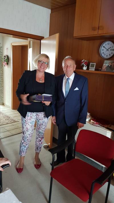 Birgit Heitland unsere Kandidatin fr den Landtag gratuliert Alfred Bchler zum 90. Geburtstag