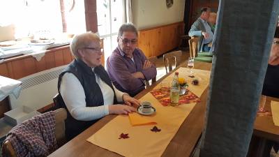 Gabriele Rauxloh im Gesprch mit dem Kollegen aus Heiligkreuzsteinach