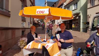 !. Vorsitzende Gabriele Rauxloh und Stv Hans Schadenfroh am CDU Infostand