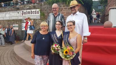 Dr. Meister und Birgit Heitland mit den Hoheiten