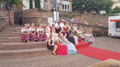 Die Hoheiten mit Gefolge